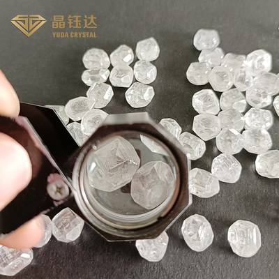 Diamants machinés par clarté blanche de la couleur VVS des diamants développés par laboratoire rugueux DEF de TNT HPHT