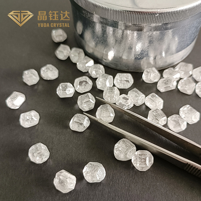 Diamante transparente et claire produite en laboratoire